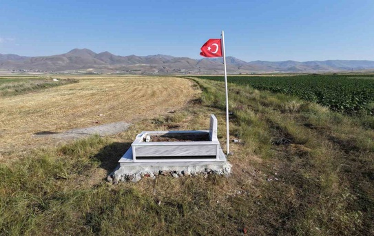 Erzurum'daki 93 Harbi Şehidinin Kabri Hayırsever Sayesinde Yenilendi