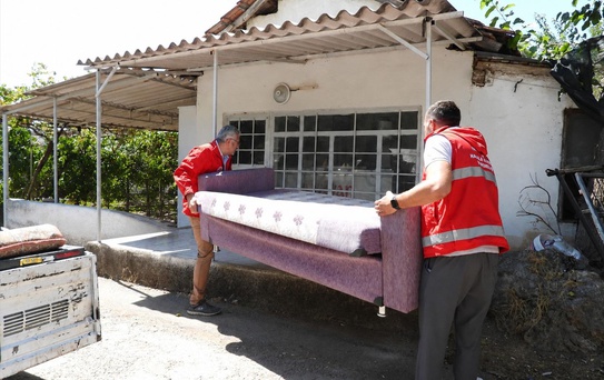 Kepez'de Temizlik: 5 Kamyon Çöp Çıkarıldı