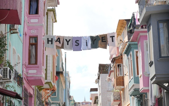 Haysiyet’in Doğduğu Semt Balat’ın Sokaklarında “Haysiyet” Yazıyor