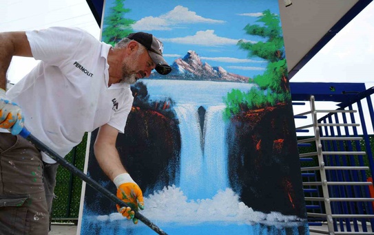 Kocaeli’nin 'Bob Ross'u sokakları renklendiriyor