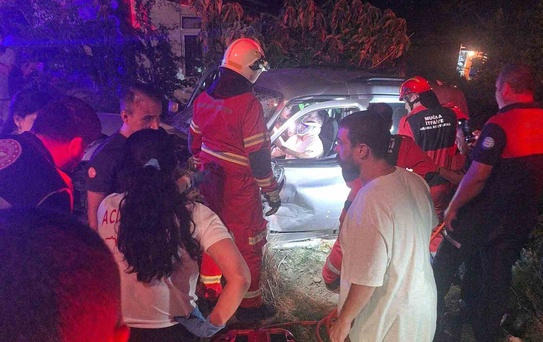 Kazada araç içinde sıkışan vatandaşı itfaiye ekipleri kurtardı