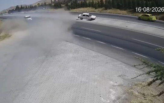 İki kişinin öldüğü feci kazanın görüntüleri ortaya çıktı: Dehşete düşüren anlar böyle yaşandı