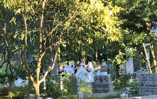 Arif Ahmet Denizolgun'un mezarının açılacağını duyan cemaat mensupları Karacaahmet Mezarlığı'nda toplandı