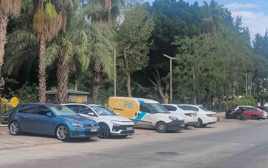 PTT Araçları Kaldırımı İşgal Etti