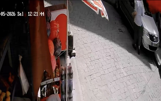 Yokuştan Kayan Kargo Aracı Park Halindeki Araca Çarptı