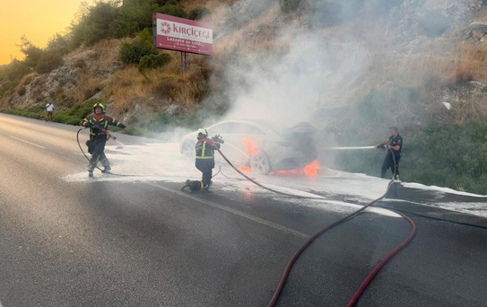 Yanan elektrikli otomobil suyla sönmüyor! Özel ekipmana rağmen 12 saat sürdü