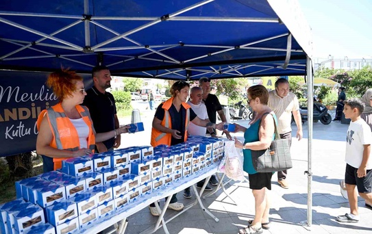 Kuşadası’nda Mevlit Kandili’nde vatandaşlara kandil simidi ikramı