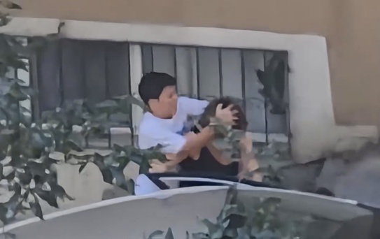 Anne ve kızları sokak ortasında birbirlerine girdi 