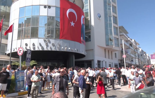 Görevine iade edilen Balçova Belediye Başkanı Yiğit, mesaisine başladı