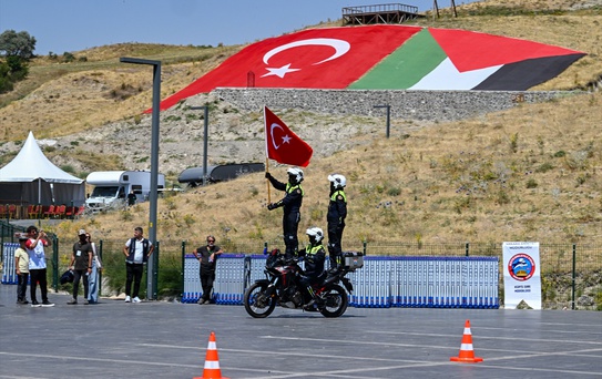 Malazgirt Zaferi'nde Jandarma ve Polisten Nefes Kesen Gösteri