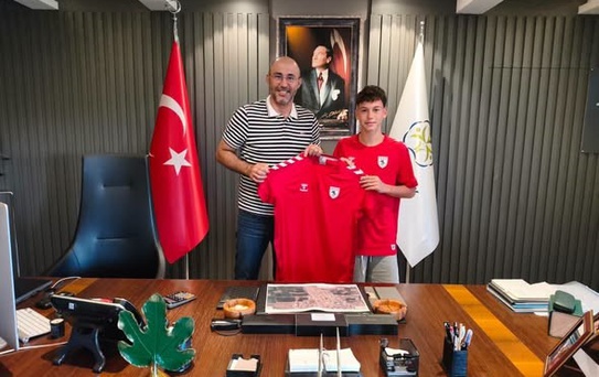 Samsunspor’un genç oyuncusu Kuzey’den Başkan Zencirci’ye forma jesti