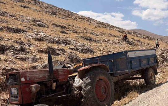 Korkuteli'nde Tır-Traktör Kazası: Sürücü Hayatını Kaybetti