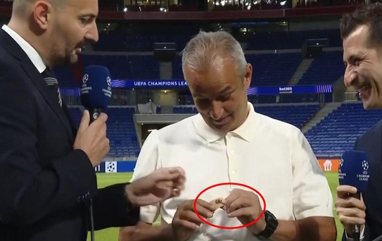 Canlı yayında konuşan İsmail Kartal'a sürpriz hediye