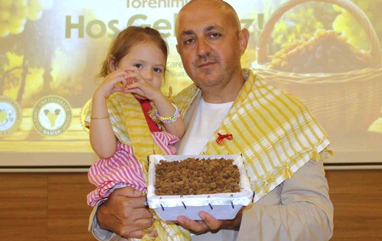 Manisa'da Kuru Üzüm Sezonu 4 Bin TL'lik Sembolik Satışla Açıldı