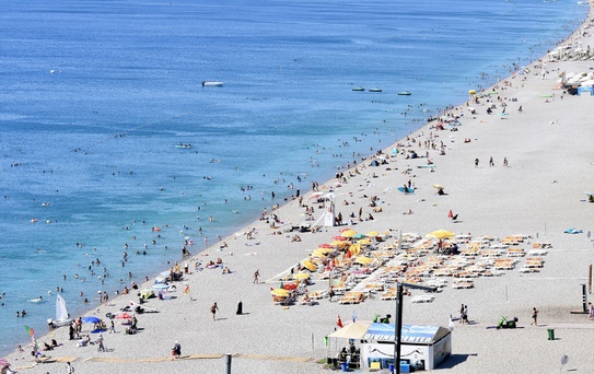 Antalya'da Sıcak Hava Yoğunluğu Artırdı