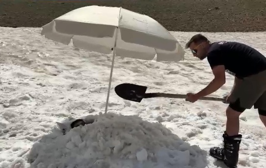 Zirvede Eğlence: Recep Sulu Kara Gömüldü