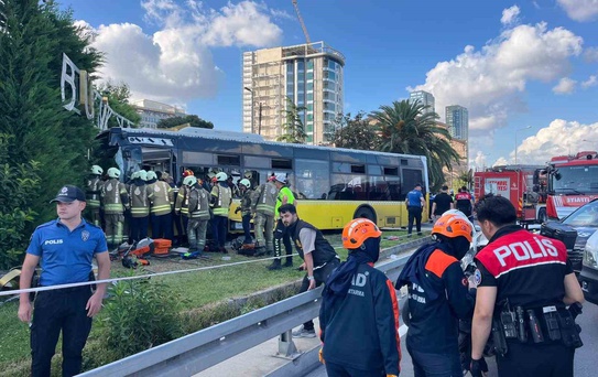 Zeytinburnu'nda İETT Otobüsü Kaza Yaptı