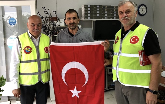 THK Sinop'tan esnafa Zafer Bayramı'nda bayrak dağıtımı