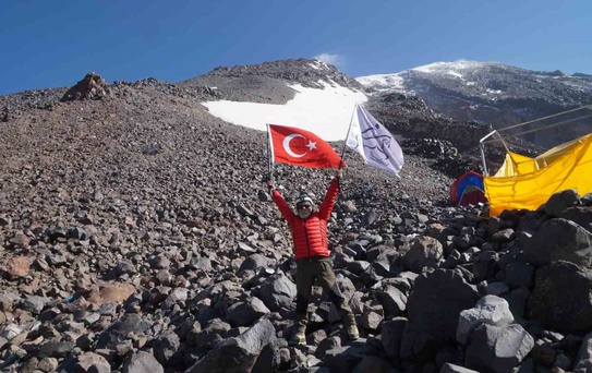 Ağrı Dağı'nda Zafer Bayramı coşkusu: 4 bin 200 metrede bayrak açtılar