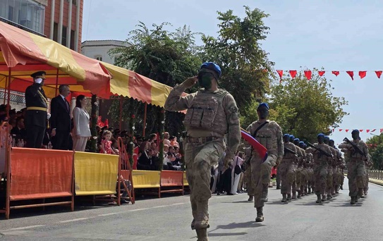 Edirne'de 30 Ağustos coşkusu: Mehmetçik ayakta alkışlandı