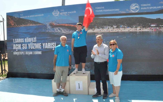 Saros Körfezi’nde Zafer Bayramı’na özel yüzme yarışmasında 200’ü aşkın sporcu kulaç attı