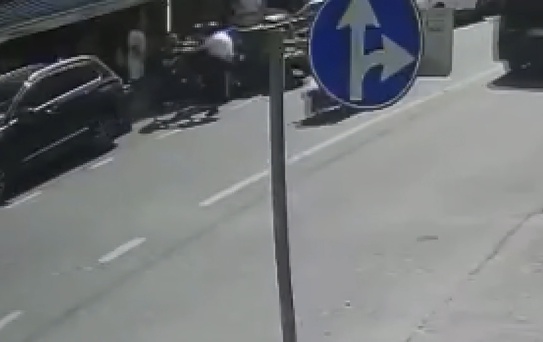 Market çalışanı dehşet saçtı! Hem motosikleti izinsiz çekti hem sahibini bıçakladı