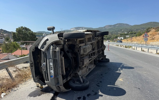 Kamyonet Devrildi, Sürücü Yaralandı