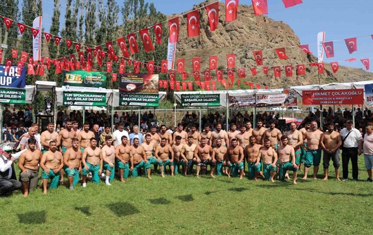 Tortum’da 600 güreşçi er meydanında ter döktü