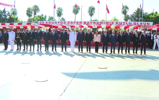 Vahap Seçer, 30 Ağustos Zafer Bayramı kutlama programlarına katıldı