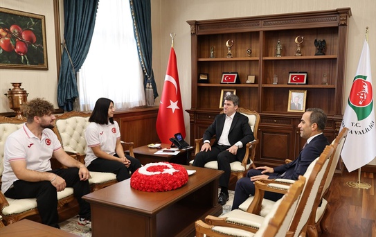 Kosova'daki Yıldızlar Avrupa Halter Şampiyonası'nda 200 Kiloyla Şampiyon Olan Zehra Nur Arslan, Amasya Valisi'ni Ziyaret Etti