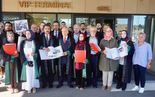 İstanbul 2 Nolu Barosu, Gazze'deki soykırım için 4 klasör ve 25 CD'lik delil dosyasını Lahey'deki UCM'ye sundu