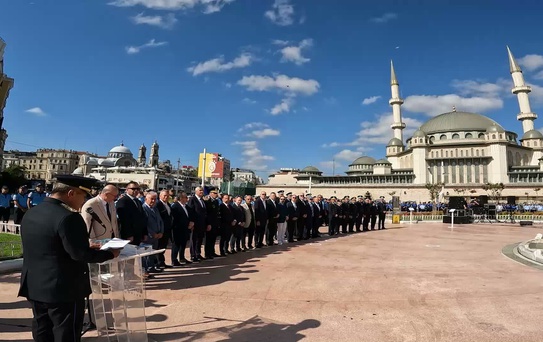 İBB Zabıtası'nın 200'üncü kuruluş yıl dönümü kutlamasında polisten şaşırtan müdahale... Zabıta müdürlerinin İstiklal'de karanfil dağıtımı engellendi