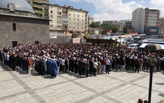 Erzurum'un Oltu ilçesinde düğün fotoğrafçısı 3 genç kazada hayatını kaybetti, üçü de ailelerin tek erkek evladıydı