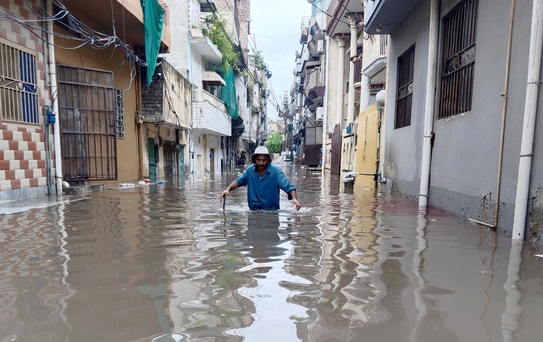 Rawalpindi'de sağanak birçok mahalleyi su altında bıraktı