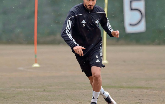 Altay, alacağı bulunan stoper Sefa Özdemir ile yeniden anlaşmak için görüşmeye başladı
