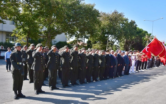 Atatürk'ün Gelibolu ziyaretinin 98. yılında anıta çelenk sunuldu
