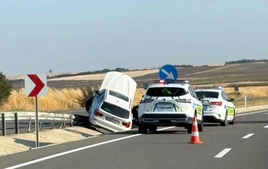 Gurbetçi ailenin otomobili Keşan'da kavşak duvarına çarptı, 4 kişi yaralandı