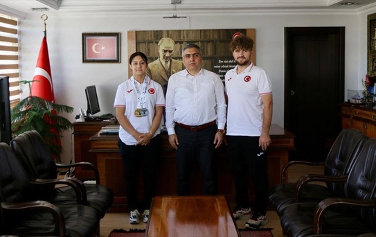 Merzifon'da Avrupa şampiyonu milli halterci Zehranur Aslan Kaymakam'ı ziyaret etti