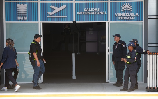 Venezuela'da depremlerle zarar gören Maiquetia Havalimanı, geçici terminallerle ticari uçuşlara yeniden başladı