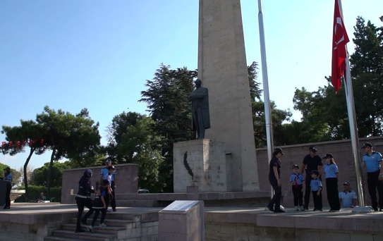 Balıkesir'de Zabıta Teşkilatı'nın 200'üncü yılı Atatürk Anıtı'nda çelenkle kutlandı