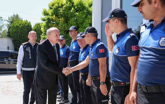 Düzce Belediye Başkanı Özlü, Zabıta Haftası'nda personele kehribar tespih hediye etti