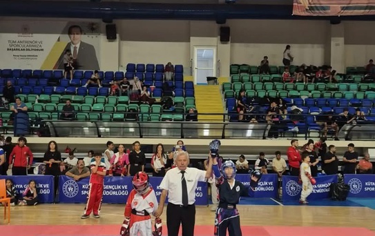 Burdur Gençlik Spor Kulübü kick boksta 10 madalya kazanarak Kütahya'daki turnuvayı tamamladı