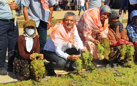 Özel'den üzüm üreticisine destek sözü