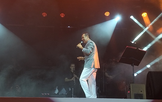 Ferhat Göçer'in Manavgat konserinde ustalara saygı; Barış Manço ve Aşık Veysel eserleri
