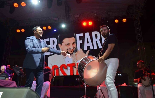 Manisa Selendi'de festival coşkusu, Ömer Faruk Bostan konserinde meydanı doldurdu
