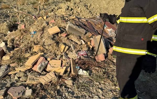Hatay Arsuz'da eve giren yılan ekiplerce yakalanıp doğal yaşam alanına bırakıldı