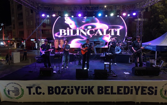 Bozüyük'te kurtuluşun 104'üncü yılında konser coşkusu, vatandaşlar hep bir ağızdan söyledi