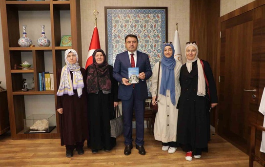 Kütahya'da 'Evliyalar Şehri' kitabı Vali Musa Işın'a takdim edildi