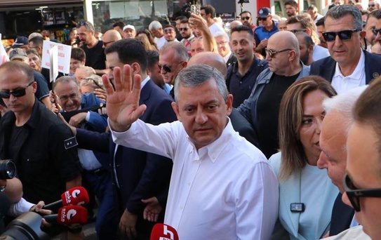 Yeni Parti lideri Özgür Özel, Tekirdağ'da belediye başkanlarına rozet taktı