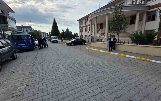 Sakarya Akyazı'da eşini bıçaklayıp kaçan koca, mahkemece tutuklandı